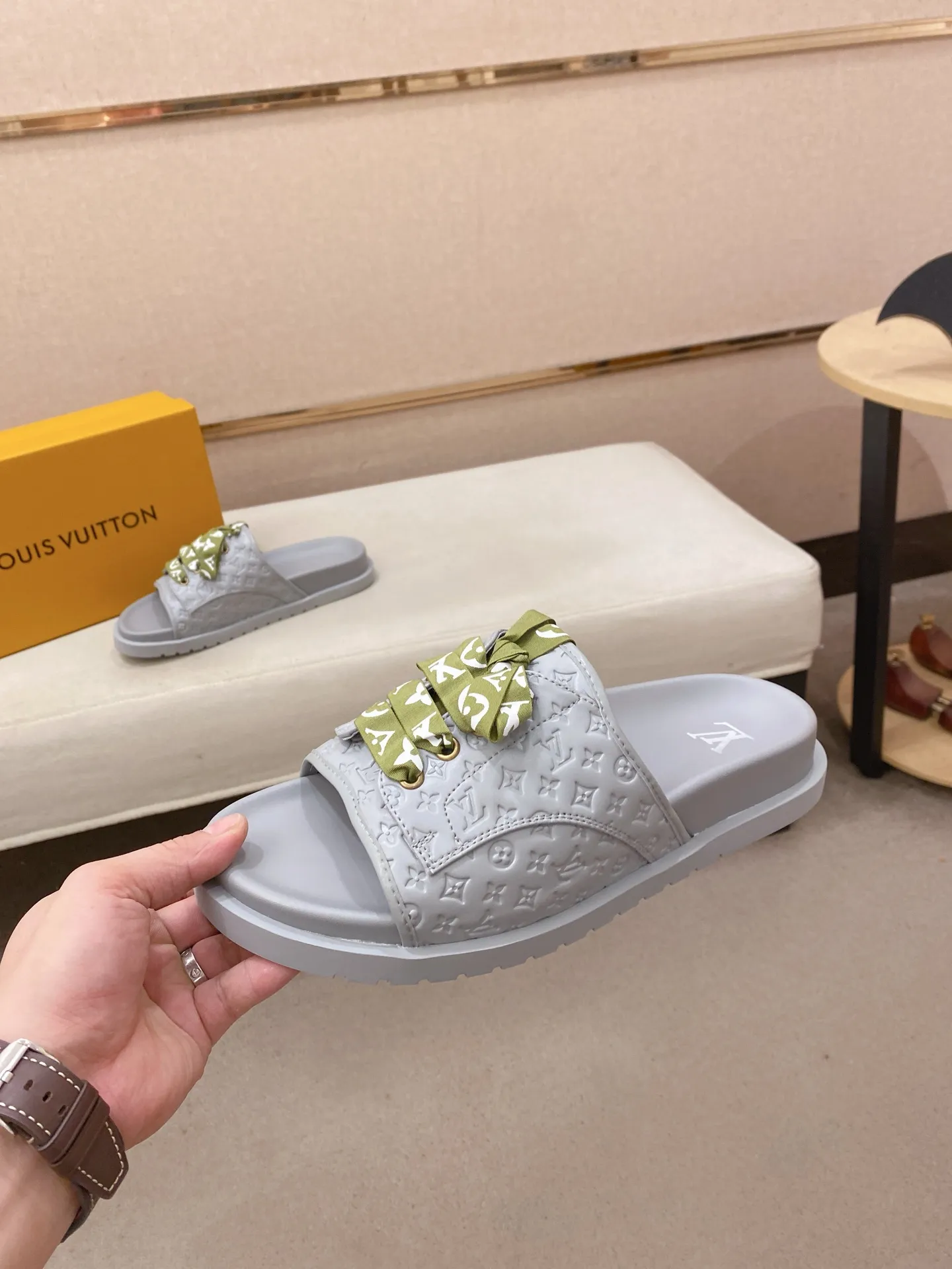 Men's shoes 💰: 340💰Made by LV🔍Top purchasing agents. Men's spring and summer slippers are available at the same counter. The uppers are imported cowhide from Italy, with logo graphics and high-quality craftsmanship. Soles: original soles specially provided by the original factory. Exclusive movable molded soles are super comfortable. Original goods follow orders. 🔍🔍High quality. You can enter and exit the counter at will. Welcome to compare. Size 38-44.